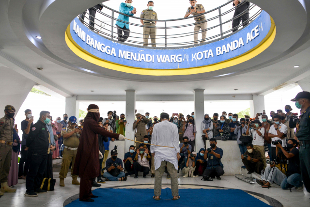 공개 태형이 집행된 인도네시아 수마트라섬 아체주 현장에 많은 시민과 기자들이 몰렸다. 연합뉴스 (외신 AFP)