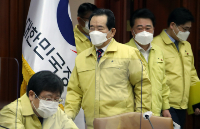 정세균 국무총리가 29일 오전 정부서울청사에서 열린 신종 코로나바이러스 감염증(코로나19) 대응 중앙재난안전대책본부(중대본) 회의에 참석하고 있다. 연합뉴스