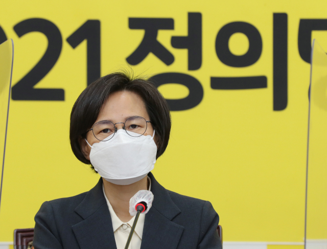 정의당 강은미 원내대표가 26일 오전 서울 여의도 국회에서 열린 의원총회에서 김종철 전 대표 성추행 사건으로 심려를 끼친 점에 대해 사과하고 있다. 연합뉴스