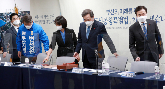 더불어민주당 이낙연 대표(오른쪽 두번째)가 29일 오전 부산 연제구 민주당 부산시당에서 열린 현장최고위원회에서 부산시장 예비후보와 함께 입장하고 있다. 연합뉴스