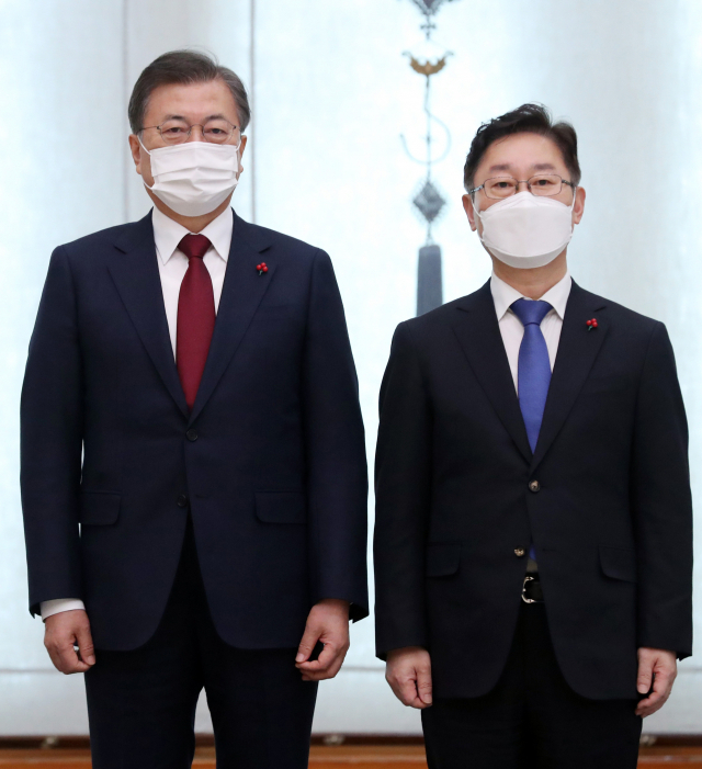문재인 대통령이 29일 오후 청와대에서 박범계 신임 법무부 장관에게 임명장을 수여한 뒤 기념촬영하고 있다. 연합뉴스