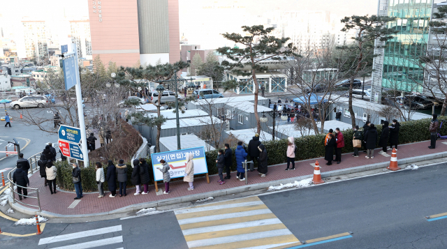 신종 코로나바이러스 감염증(코로나19) 확진자가 나온 서울 한양대병원에서 직원과 환자 및 보호자들이 코로나19 검사를 받기 위해 줄을 서 있다. 연합뉴스