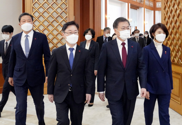 문재인 대통령이 29일 오후 청와대에서 박범계 법무부 장관(왼쪽 두번째), 한정애 환경부 장관(오른쪽), 황기철 국가보훈처장(왼쪽)에게 임명장을 수여한 뒤 환담장으로 이동하고 있다, 연합뉴스