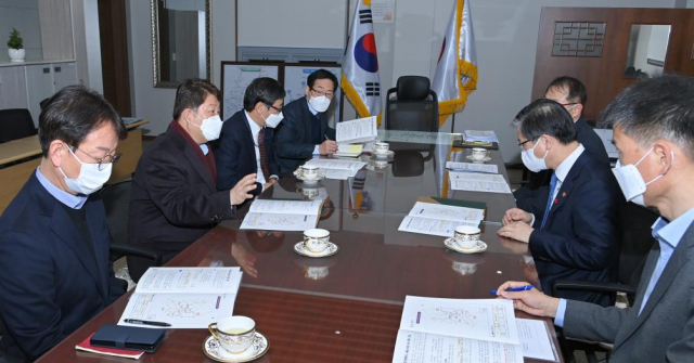 권영진 대구시장(왼쪽 두 번째)과 하대성(왼쪽 세 번째) 경북도 경제부지사가 올해 초 당시 변창흠 국토교통부 장관(오른쪽 중앙)을 만나 대구경북선(공항철도)의 4차 국가철도망 계획 반영 등을 건의하는 모습. 대구시 제공