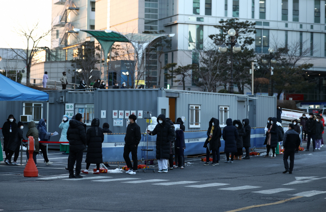 29일 오후 신종 코로나바이러스 감염증(코로나19) 확진자가 나온 서울 한양대병원에서 직원과 환자 및 보호자들이 코로나19 검사를 받기 위해 줄을 서 있다. 연합뉴스