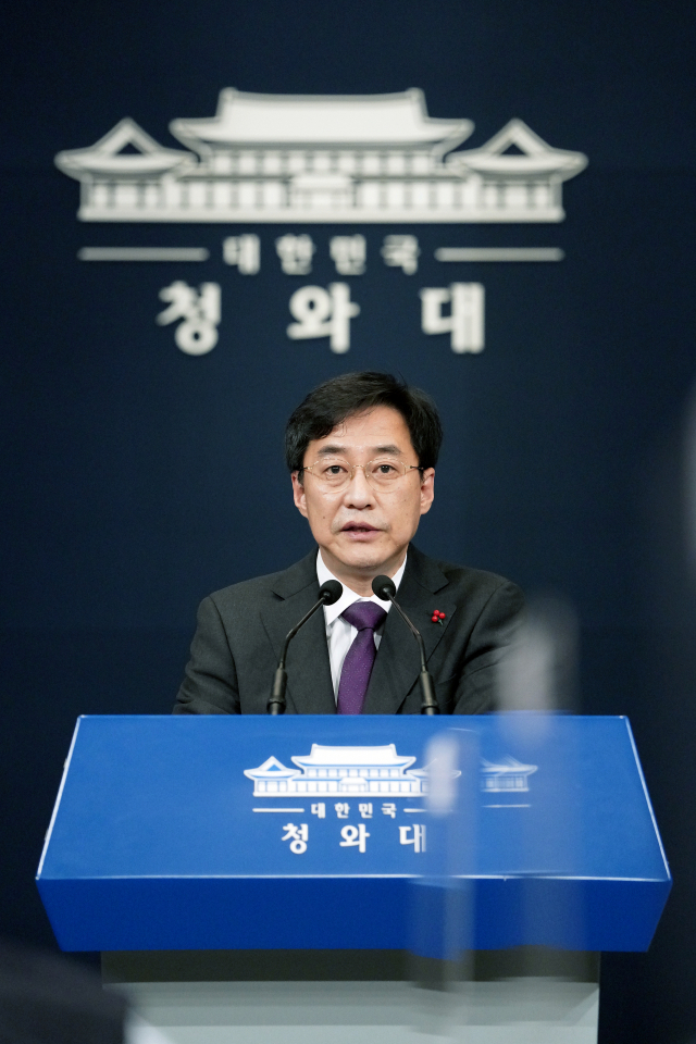 강민석 청와대 대변인이 29일 오후 청와대 춘추관 대브리핑룸에서 김종인 국민의힘 비상대책위원장 발언 관련 브리핑을 하고 있다. 연합뉴스