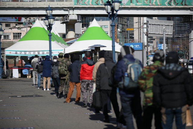 29일 오후 서울역광장에 설치된 임시선별진료소에서 시민들이 코로나19 검사를 받기 위해 줄을 서고 있다. 연합뉴스