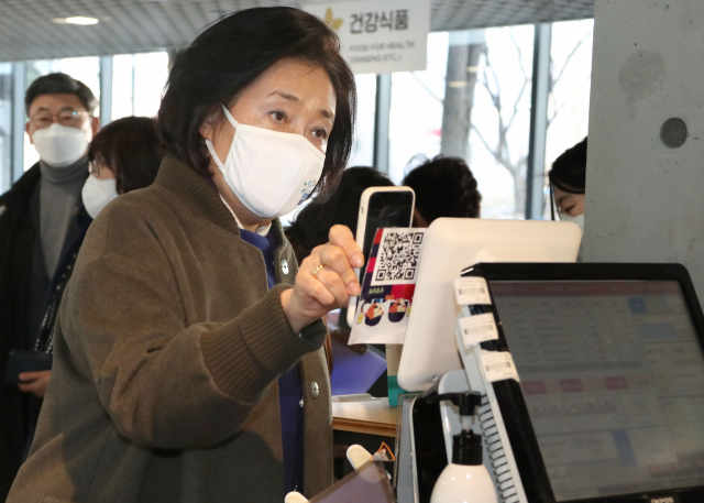 서울시장 보궐선거에 출마한 더불어민주당 소속 박영선 전 중소벤처기업부 장관이 지난달 29일 서울 종로구 전국 특산물 지역상생 거점공간인 상생상회에서 시장바구니를 들고 농산물을 구매하고 있다. 연합뉴스