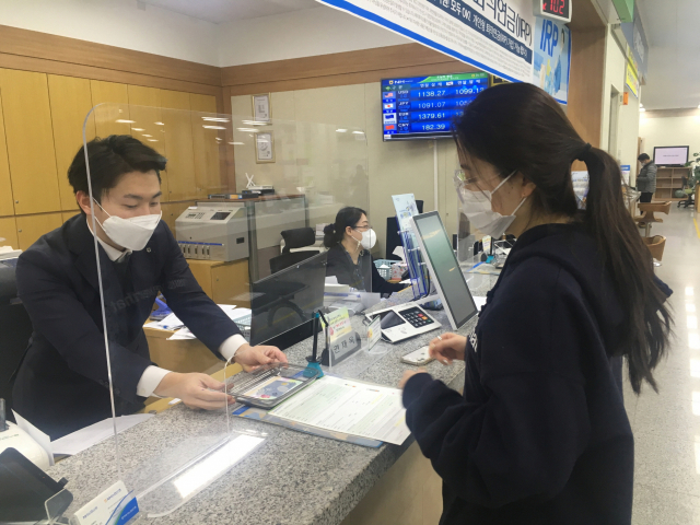 지난 29일 오후 상주지역 금융기관에서 한 시민이 상주화폐 카드를 충전후 발급 받고 있다. 상주시 제공