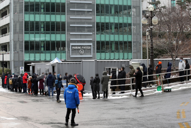 30일 오전 신종 코로나바이러스 감염증(코로나19) 확진자가 나온 서울 한양대병원 선별진료소가 검사 대기자들로 붐비고 있다. 연합뉴스