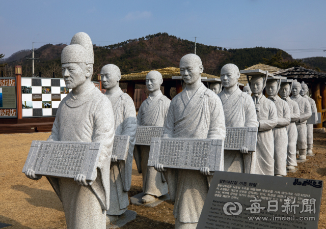 고령군 개진면 개경포기념공원에 들어선 팔만대장경 이운 행렬 조형물. 개경포는 팔만대장경판을 실은 배가 강화도에서 서해, 남해를 지나 낙동강을 거슬러 도착한 곳으로, 이 일대가 고령 독수리 월동지다. 김태형 선임기자 thk@imaeil.com
