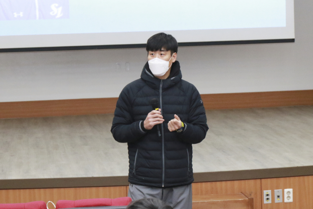삼성라이온즈 정현욱 투수코치가 지난달 29일 경일대 토크콘서트에 특별 강사로 나서 대학 선수들에게 조언을 전했다. 경일대 제공