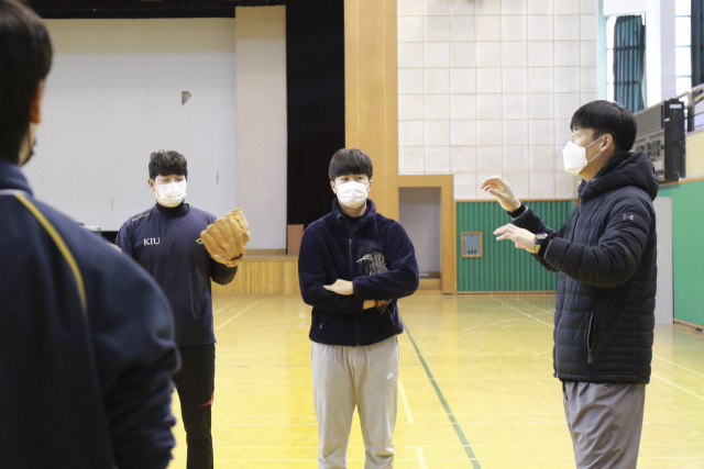 삼성라이온즈 정현욱 투수코치가 지난달 29일 경일대 토크콘서트에 특별 강사로 나서 대학 선수들에게 원 포인트 레슨을 하고 있다. 경일대 제공