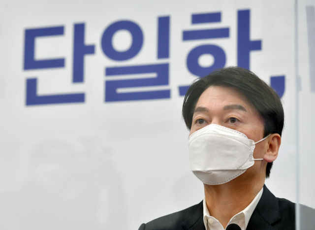 국민의당 안철수 대표가 1일 금태섭 전 의원의 제안을 들었다면서 
