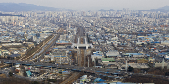 상공에서 바라본 KTX 서대구 역사 일대 모습. 서대구역은 광역철도 외에 KTX고속철도·대구산업선과 공용으로 사용하는 허브 역으로 계획돼 향후 지역의 교통거점 역할을 담당할 예정이다. 김영진 기자 kyjmaeil@imaeil.com