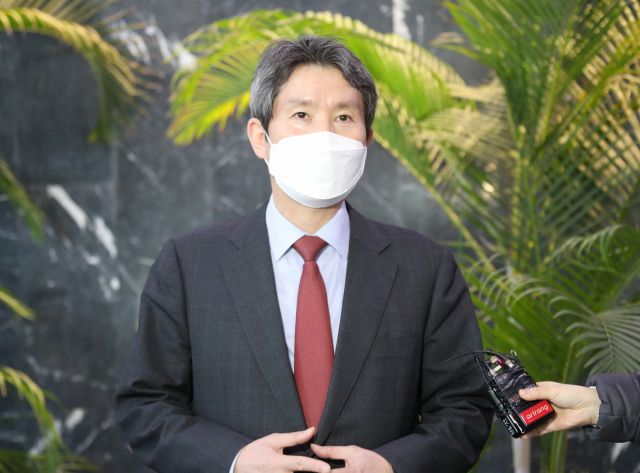 이인영 통일부 장관이 1일 오후 정부서울청사로 들어오며 기자들의 질문에 답하고 있다. 연합뉴스