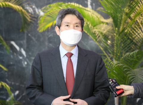 이인영 통일부 장관이 1일 오후 정부서울청사로 들어오며 기자들의 질문에 답하고 있다. 연합뉴스