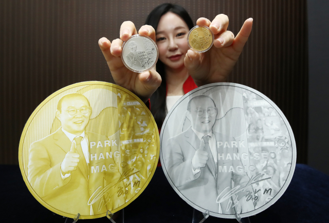 1일 서울 마포구 한국조폐공사 서울 사옥에서 모델이 박항서 베트남 축구 국가대표팀 감독 기념 메달을 선보이고 있다. 연합뉴스