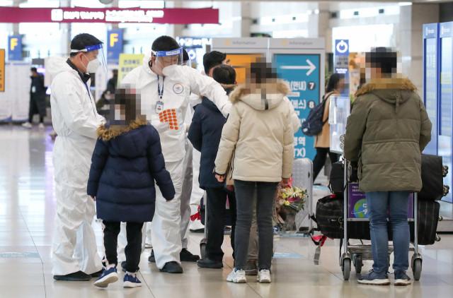19일 오후 인천국제공항 제1터미널 입국장에서 해외입국자들이 방역관계자로부터 안내를 받고 있다. 중앙방역대책본부에 따르면 이날 0시 기준 코로나19 신규 확진자 수는 386명으로 이중 지역발생이 351명, 해외유입이 35명으로 집계됐다. 이틀 연속 신규확진자 수가 300명대를 기록했지만, 국내에서 지금까지 확인된 변이 바이러스 감염자는 총 18명이며 이 가운데 영국발이 15명, 남아공발 2명, 브라질발 1명으로 집계돼 아직 안심하긴 이른 상황이다. 연합뉴스