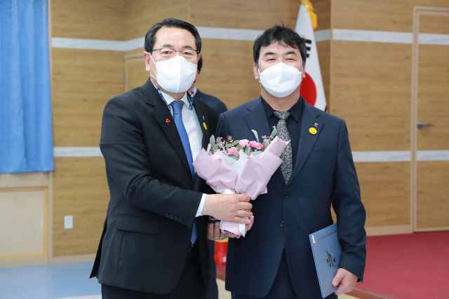 조수현(오른쪽) 울진군보건소장.