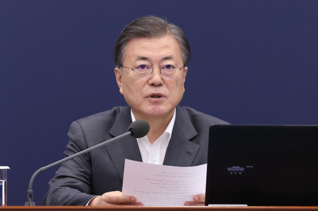 문재인 대통령이 1일 오후 청와대에서 열린 수석·보좌관 회의에서 발언을 하고 있다. 연합뉴스
