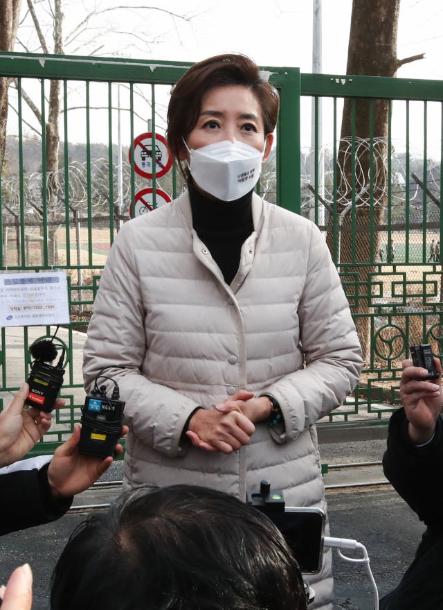 서울시장 보궐선거 출마선언을 한 국민의힘 나경원 전 의원이 31일 서울 노원구 태릉 골프장 입구에서 동북권 발전 공약을 발표한 뒤 취재진의 질문에 답하고 있다. 연합뉴스