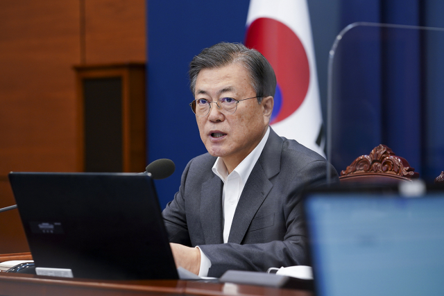 문재인 대통령이 1일 오후 청와대 여민관에서 열린 수석·보좌관 회의를 주재하고 있다. 2021.02.01. 청와대 제공