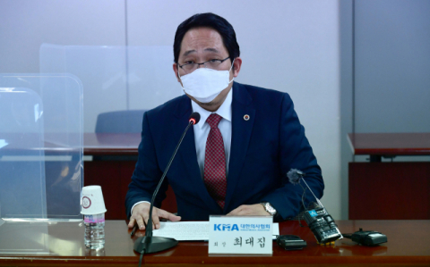 최대집 대한의사협회장이 18일 서울 용산구 대한의사협회에서 열린