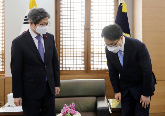 김진욱 공수처장(오른쪽)이 29일 오후 서울 서초구 대법원에서 김명수 대법원장을 만나 인사하고 있다. 연합뉴스