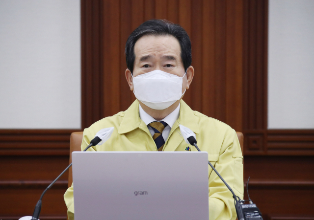 정세균 국무총리가 1일 오전 정부서울청사에서 열린 신종 코로나바이러스 감염증(코로나19) 대응 중앙재난안전대책본부(중대본) 회의를 주재하고 있다. 연합뉴스