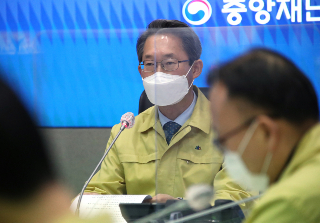 김희겸 행정안전부 재난안전관리본부장이 2일 오전 정부서울청사에서 열린 신종 코로나바이러스 감염증(코로나19) 대응 중앙재난안전대책본부(중대본) 회의를 주재하고 있다. 연합뉴스