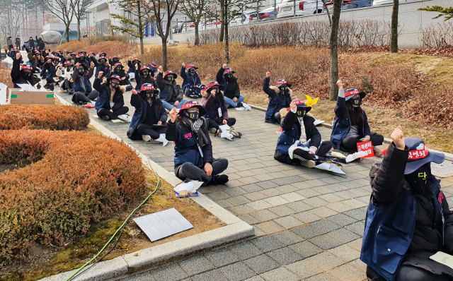 1일 강원 원주시 국민건강보험공단 앞에서 건보 고객센터 노조 조합원들이 파업에 돌입하면서 임금인상 등 처우개선과 직영화를 요구하고 있다. 전국 국민건강보험공단 고객센터 11곳의 조합원은 이날부터 동시에 파업에 돌입했다. 공단은 민간위탁 방식으로 고객센터를 운영하고 있으며, 고객센터 근로자는 공단 협력업체 직원이다. 연합뉴스