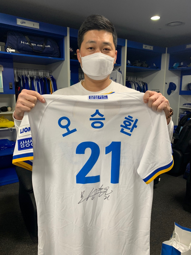 2021년 1월 4일 프로야구 삼성 라이온즈가 올드 유니폼 경매 수익금을 대한적십자사 대구지사에 전달했다고 밝혔다. 사진은 오승환과 삼성 구단이 기부한 올드유니폼. 삼성 라이온즈 제공.