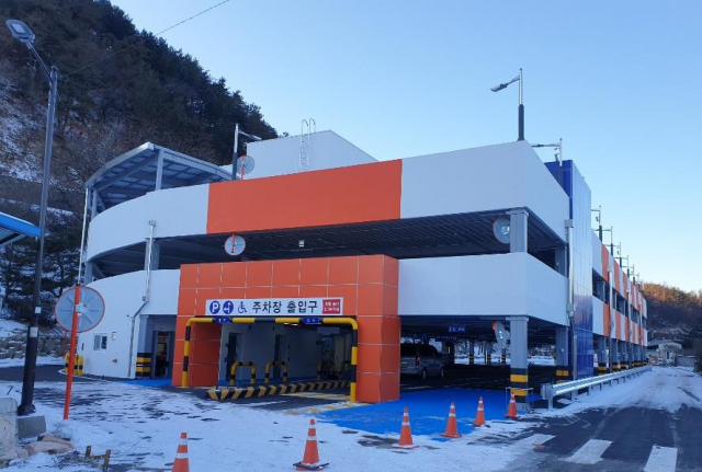 봉화 억지춘양시장 주차타워 전경. 봉화군 제공