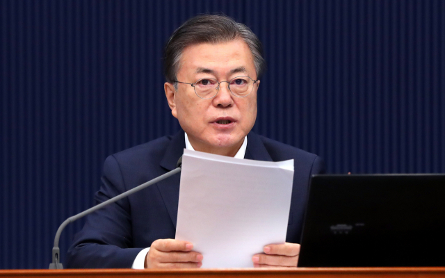 문재인 대통령이 2일 오전 청와대에서 열린 영상 국무회의에서 발언하고 있다. 연합뉴스