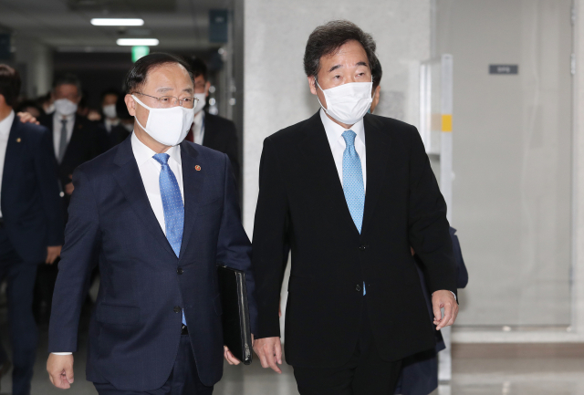 더불어민주당 이낙연 대표와 홍남기 경제부총리가 12일 오전 국회 의원회관에서 열린 필수노동자 보호 및 지원대책 당정청 협의회에 참석하고 있다. 연합뉴스
