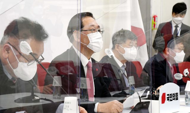 국민의힘 주호영 원내대표(왼쪽 두번째)가 2일 국회에서 열린 임성근 판사 탄핵 관련 전문가 간담회에서 발언하고 있다. 연합뉴스