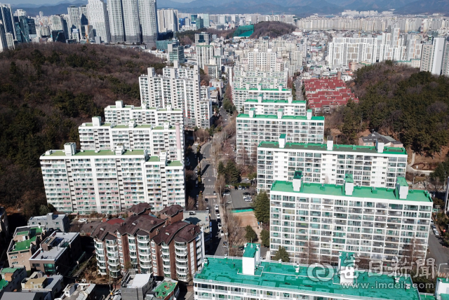 대구 수성구 범어동 일대에 재개발·재건축 사업이 대거 추진되면서 개발사업 부지 인근에 위치한 경동초등학교의 