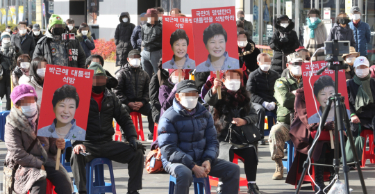박근혜 전 대통령 생일인 2일 대구 반월당에서 대구행동하는우파시민연합이 박 전 대통령 석방 촉구 집회를 열고 있다. 성일권 기자 sungig@imaeil.com