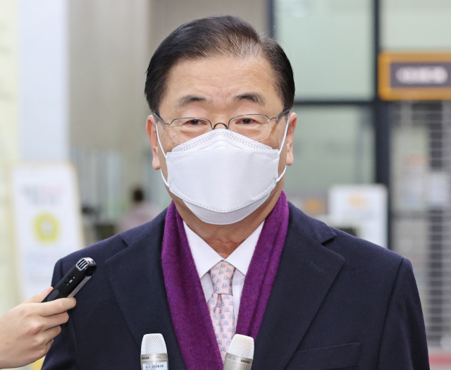 정의용 외교부 장관 후보자가 2일 오후 서울 종로구 외교부 청사 인근 사무실 로비에서 