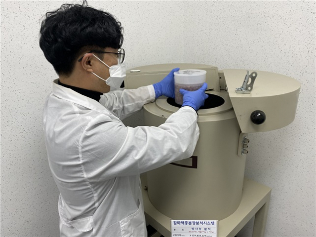 경북도 어업기술센터의 수산물 안전검사 모습. 경북도 제공