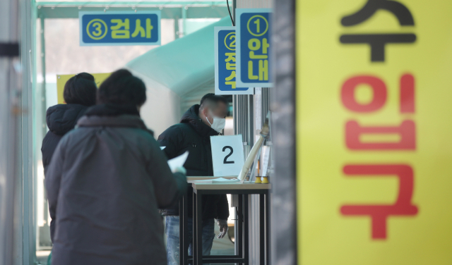 신종 코로나바이러스 감염증(코로나19) 광주 확진자가 2일 오후 2시 기준 2명에 그쳤다. 최근 광주에선 교회·성인오락실발 집단감염 여파로 10일 연속 하루 두자릿수 확진자가 발생했다. 사진은 남구 선별진료소의 모습. 연합뉴스