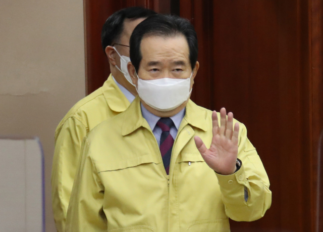 정세균 국무총리가 3일 오전 정부서울청사에서 열린 신종 코로나바이러스 감염증(코로나19) 대응 중앙재난안전대책본부(중대본) 회의에 참석하고 있다. 연합뉴스