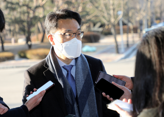 김진욱 고위공직자범죄수사처장이 3일 정부과천청사로 출근하며 취재진의 질문에 답하고 있다. 연합뉴스