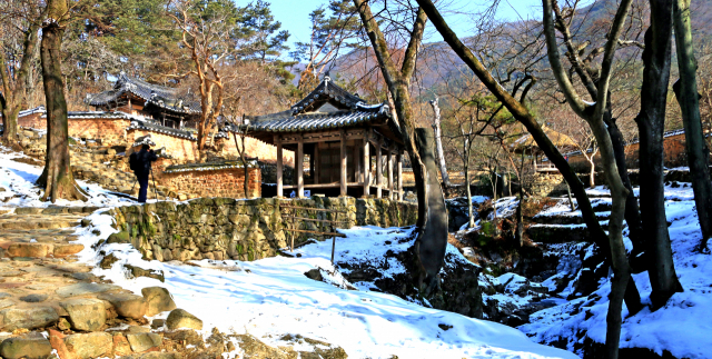 소쇄원 전경, 정면으로 광풍각이 보이고 뒤편은 제월당, 원두막처럼 보이는 초가가 대봉대다.