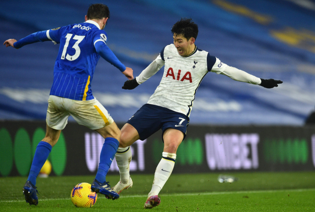 31일(현지시간) 영국 팔머의 아멕스 스타디움에서 열린 잉글랜드 프로축구 프리미어리그(EPL) 토트넘 홋스퍼 대 브라이턴의 경기에서 토트넘의 손흥민(오른쪽·29)이 브라이턴의 파스칼 그로스(왼쪽·30)와 볼을 다투고 있다. 이날 손흥민은 공격 포인트를 쌓지는 못한 채 2개의 슈팅만을 기록, 경기는 토트넘이 0-1로 졌다. 연합뉴스