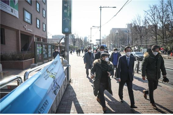 더불어민주당 우상호 의원이 문화예술인들과 간담회를 갖고 혜화역 인근 거리를 걷고 있다.