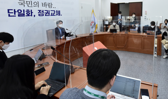 안철수 국민의당 대표가 3일 국회에서 서울시장 예비후보 기자간담회를 하고 있다. 연합뉴스