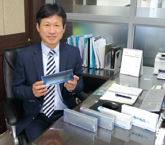 최완규 한국비엔씨 대표가 자사의 필러 제품을 소개하고 있다. 한국비엔씨 제공