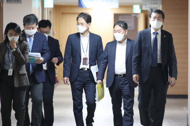 은성수 금융위원장(오른쪽)과 금융위 간부들이 3일 오후 공매도 재개 여부를 결정하는 임시 금융위 회의를 마친 후 의결 내용을 발표하러 브리핑실로 향하고 있다. 연합뉴스